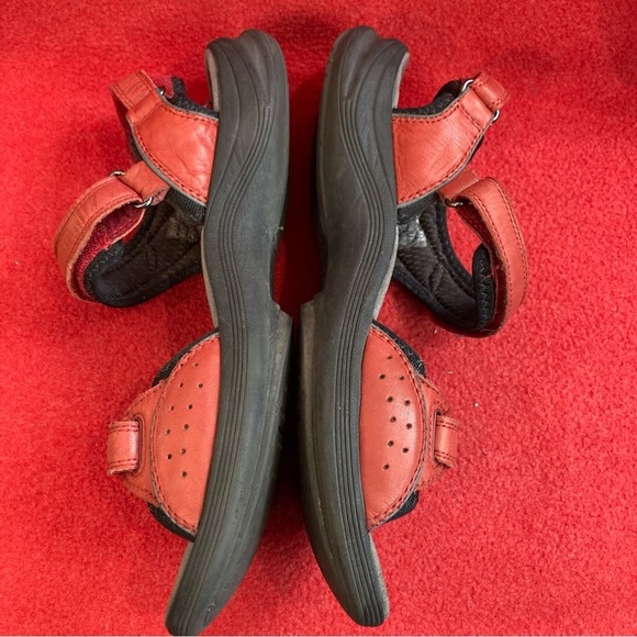 CLARKS Sz 10 Walking Hiking Velcro Closures Leather Comfort Sole Sandals - Picture 9 of 9